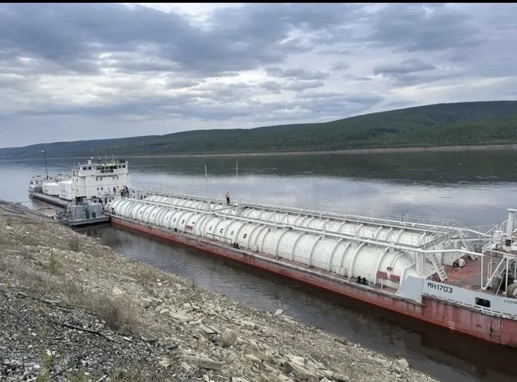 Ленская нефтебаза АО «Саханефтегазсбыт» начала прием первого танкера с топливом 